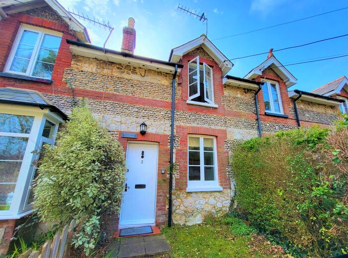 3 Bedroom Cottage To Rent In Moons Hill, Totland Bay, PO39
