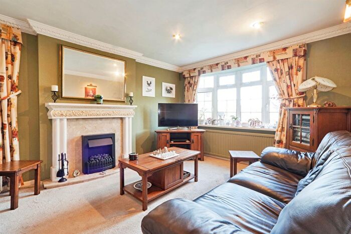 4 Bedroom Detached House For Sale In Mawcroft Close, Yeadon, Leeds, LS19