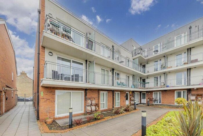 2 Bedroom Flat To Rent In Lankaster Gardens, London, N2