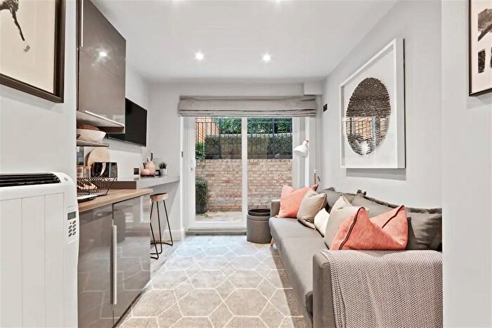 1 Bedroom Flat To Rent In Oakley Square, Mornington Crescent, Euston, Camden, London, NW1