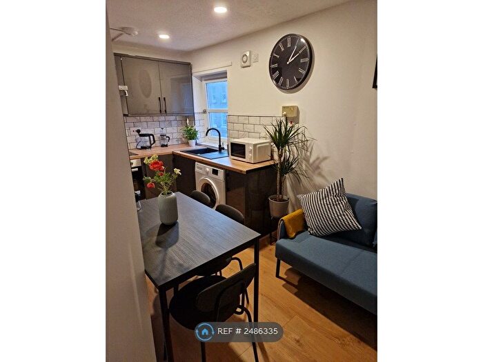 3 Bedroom Flat To Rent In St Leonard's Street, Edinburgh, EH8