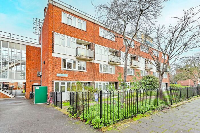 3 Bedroom Maisonette For Sale In Howard Road, Stoke Newington, London, N16