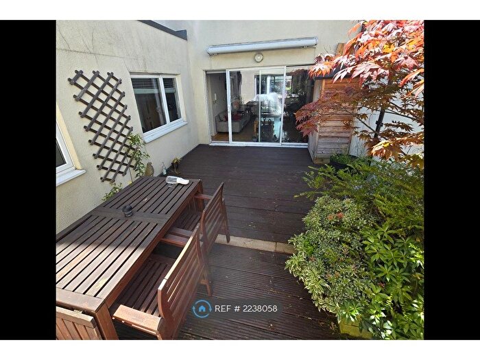 2 Bedroom Flat To Rent In Sternhall Lane, London, SE15