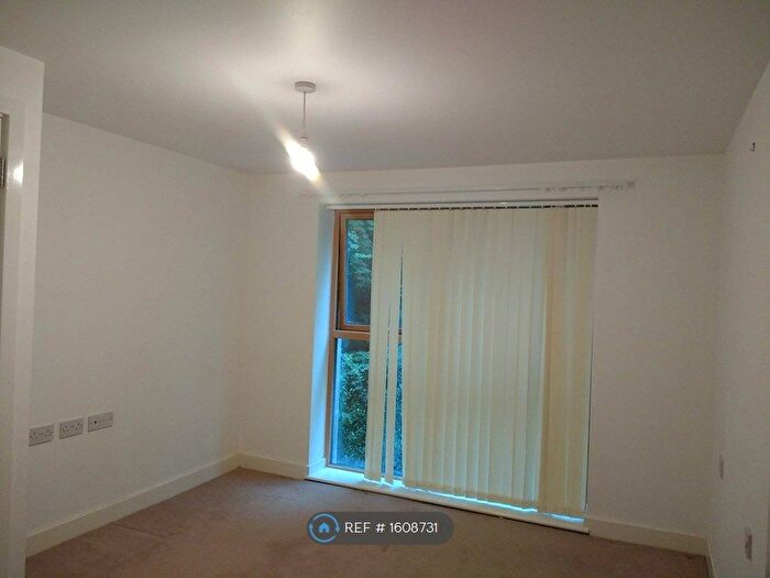 1 Bedroom Flat To Rent In Bills Included, Weybridge, KT13