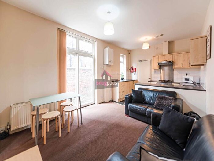 3 Bedroom Flat To Rent In Carlton Road, Salford, Manchester, M6