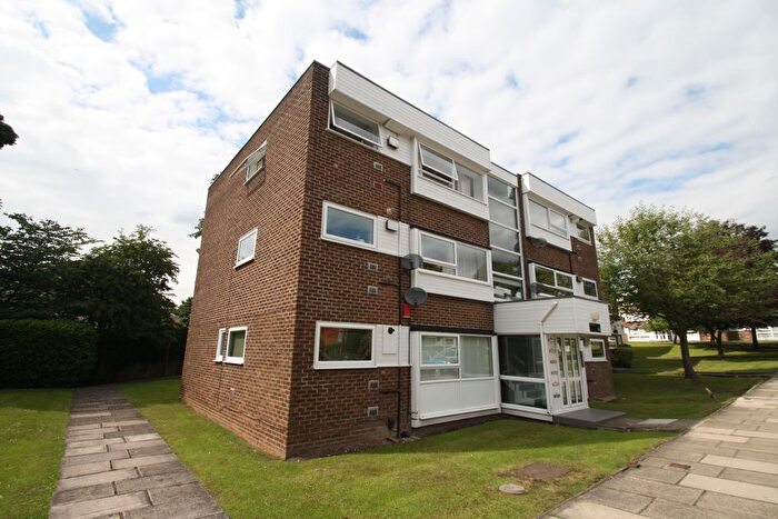 2 Bedroom Flat To Rent In The Moorlands, Leeds, West Yorkshire, Uk, LS17