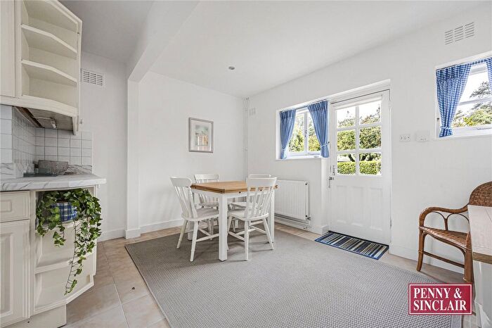 3 Bedroom Detached House To Rent In The Warren, RG4