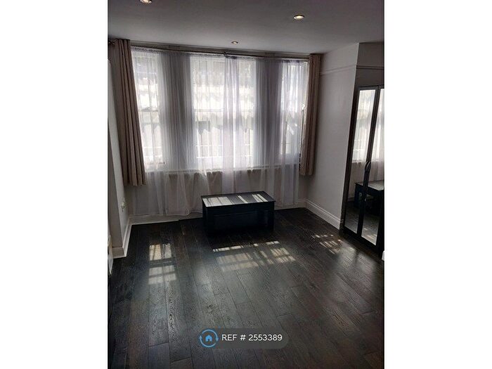 Studio To Rent In Kensington, London, W14