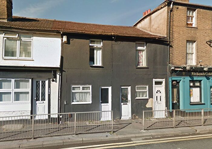 3 Bedroom Flat For Sale In Luton Road, Chatham, Medway, ME4