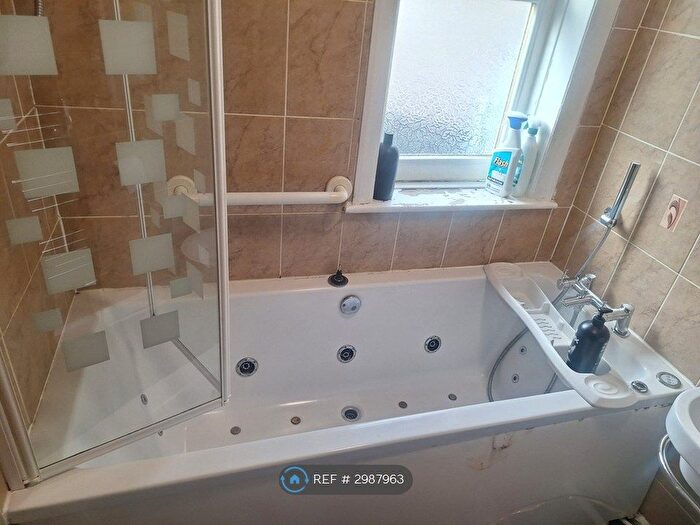 2 Bedroom Semi-Detached House To Rent In Rawthorpe Lane, Huddersfield, HD5