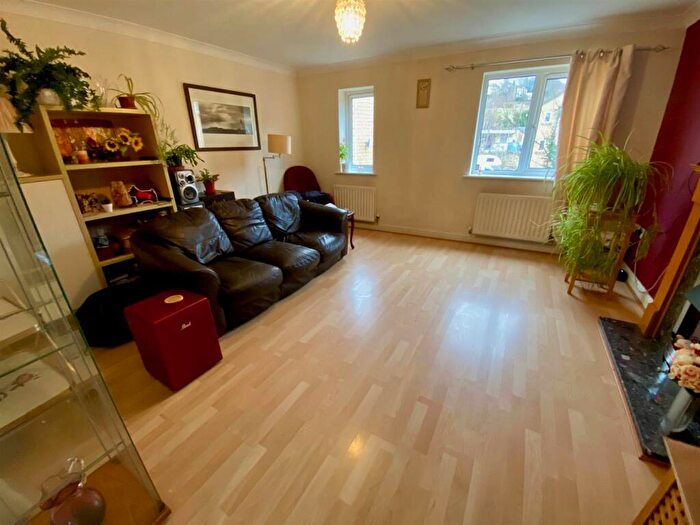 3 Bedroom Town House For Sale In Dale View, Longwood, Huddersfield, HD3