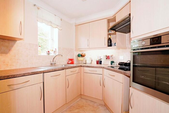 1 Bedroom Flat For Sale In Southdown Road, Southdown, Harpenden, AL5