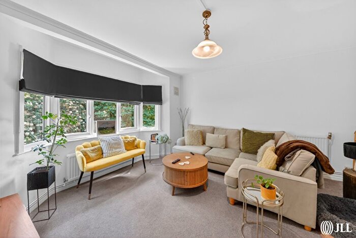 3 Bedroom Flat To Rent In Petersham Road, Richmond, TW10