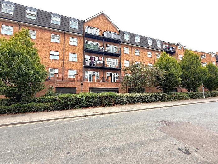 2 Bedroom Flat For Sale In Holly Street, South Luton, Luton, Bedfordshire, LU1