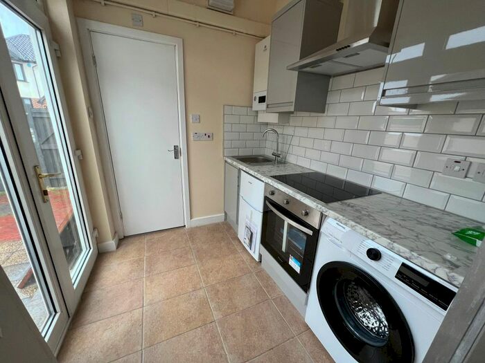 1 Bedroom Flat To Rent In South Park Drive, Ilford, IG3