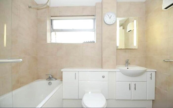 2 Bedroom Flat To Rent In Brockley Combe, Weybridge, KT13