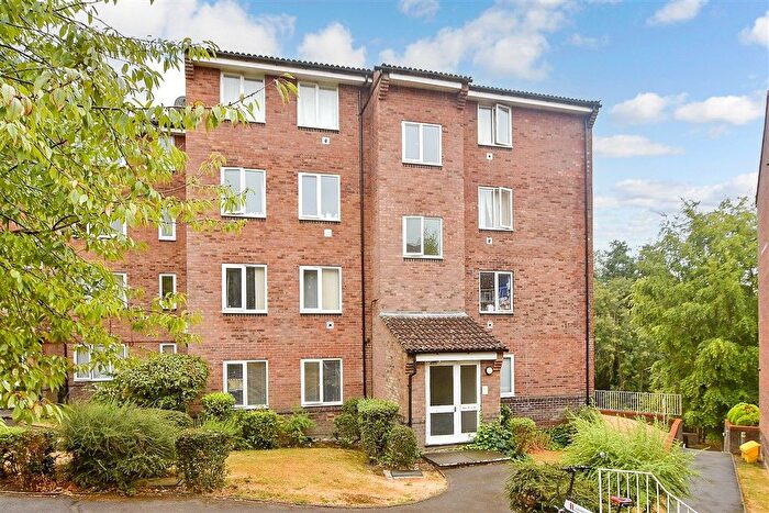 2 Bedroom Flat For Sale In St. Leonard's Park, East Grinstead, West Sussex, RH19
