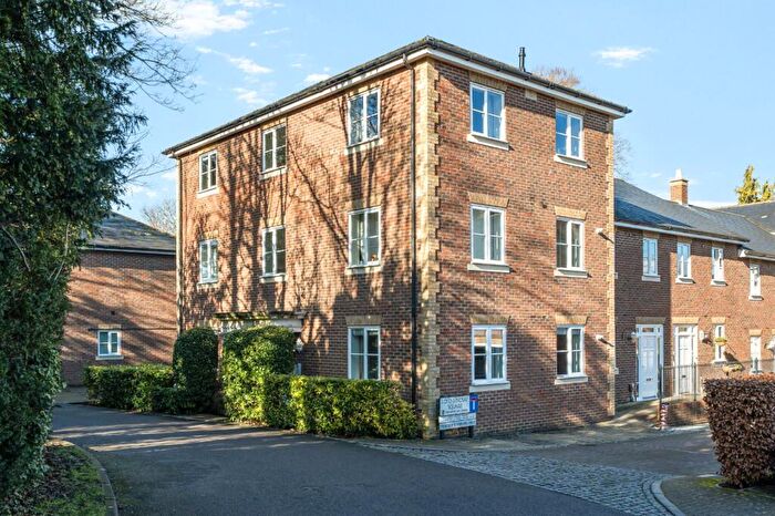 2 Bedroom Flat For Sale In Malmesbury Gardens, Winchester, Hampshire, SO22