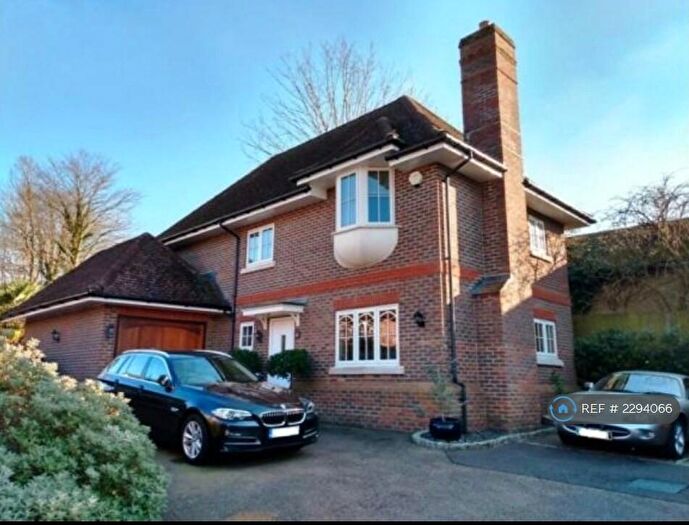 3 Bedroom Detached House To Rent In Grosvenor Mews, Epsom, KT18