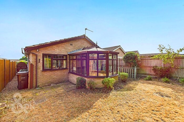 3 Bedroom Semi-Detached Bungalow For Sale In Cawstons Meadow, Poringland, Norwich, NR14