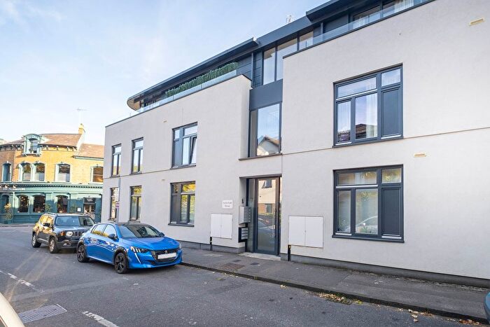 1 Bedroom Flat To Rent In Bridge End Close, Kingston Upon Thames, KT2