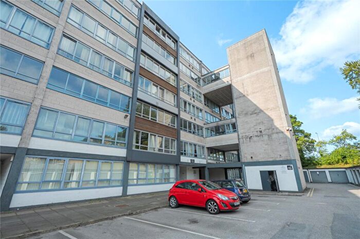 2 Bedroom Apartment For Sale In Ingledew Court, Leeds, LS17