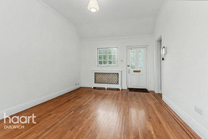 1 Bedroom Flat For Sale In De Crespigny Park, London, SE5