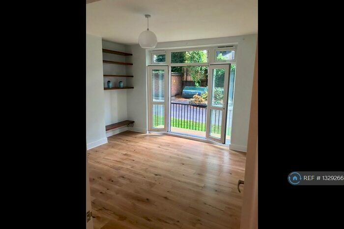 2 Bedroom Flat To Rent In Crawshay House, London, N16