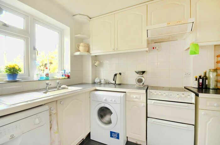 3 Bedroom Property To Rent In Broomhall Lane, Horsell, Woking, GU21