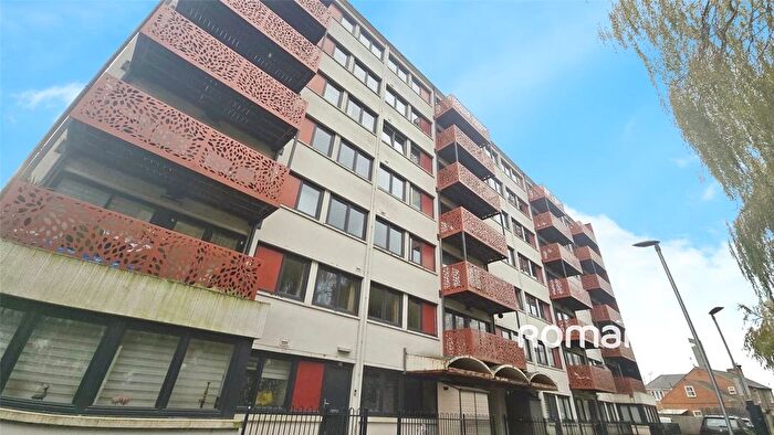 2 Bedroom Flat To Rent In London Road, High Wycombe, Buckinghamshire, HP11