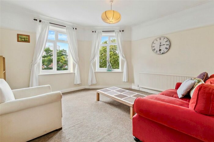 2 Bedroom Flat To Rent In Robins Court, Kings Avenue, London, SW4
