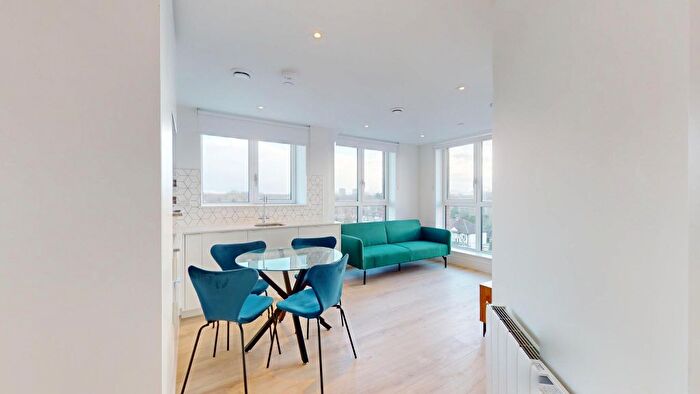 2 Bedroom Flat To Rent In Beverley Way, London, SW20