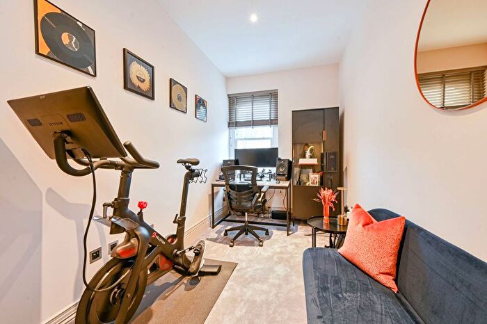 3 Bedroom Flat To Rent In Gunterstone Road, West Kensington, London, W14