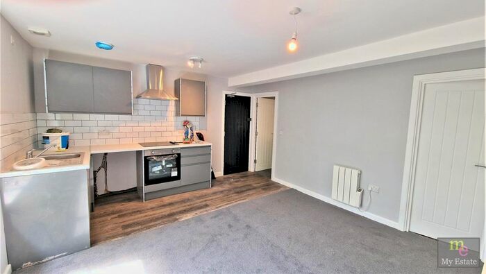 3 Bedroom Flat To Rent In Hart Hill Drive, Luton, LU2
