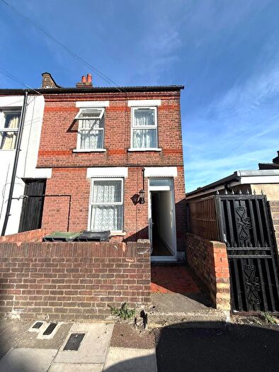 3 Bedroom End Of Terrace House To Rent In Malvern Road, Luton, LU1