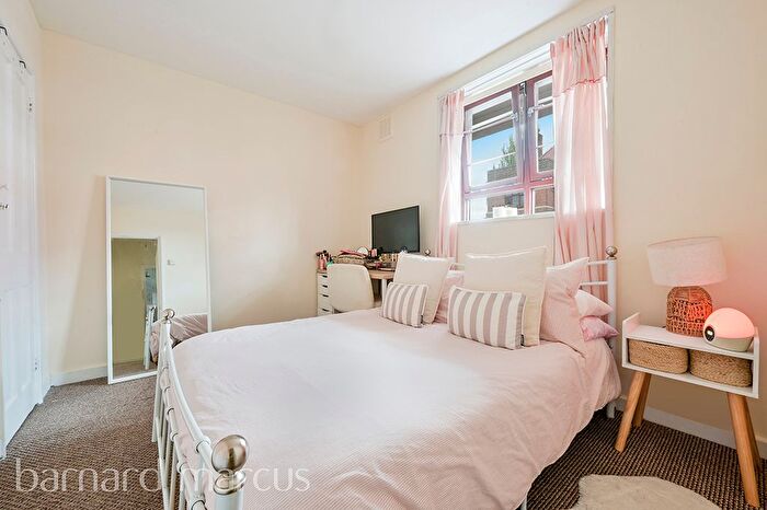 3 Bedroom Finca To Rent In Poynders Gardens, London, SW4