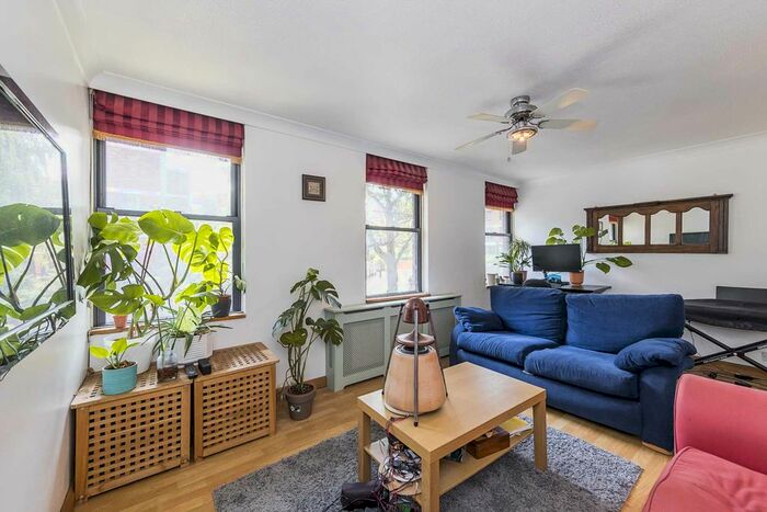 3 Bedroom Flat To Rent In Vauxhall Bridge Road, Pimlico, SW1V