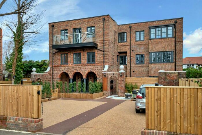 2 Bedroom Apartment For Sale In St. Andrews Square, Surbiton, KT6