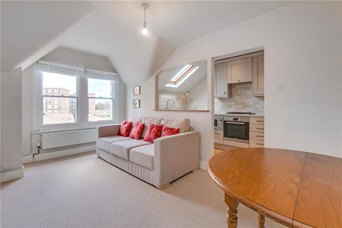 2 Bedroom Flat To Rent In Comyn Road, London, SW11