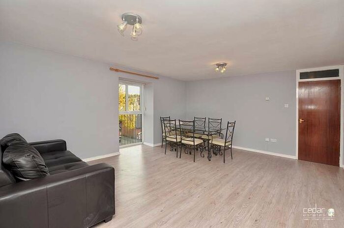 2 Bedroom Flat To Rent In Wheatley Close, Hendon NW4