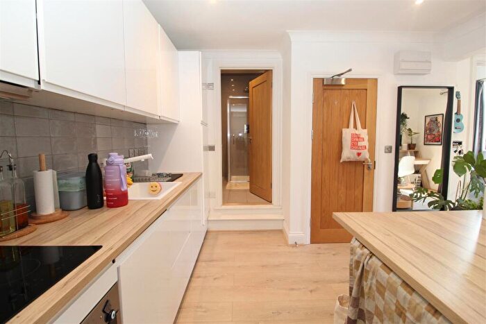 1 Bedroom Flat To Rent In Cornerswell Road, Penarth, CF64