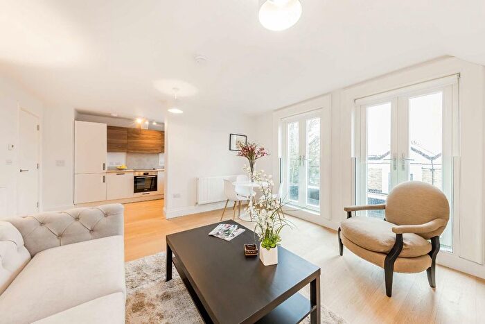 1 Bedroom Flat For Sale In Blenheim Road, Raynes Park, SW20