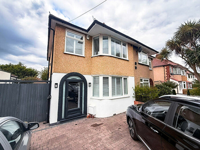 3 Bedroom Semi-Detached House For Sale In Wincrofts Drive, London, SE9