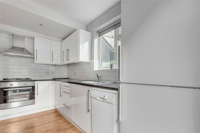 2 Bedroom Flat To Rent In Wardo Avenue, Bishops Park, SW6