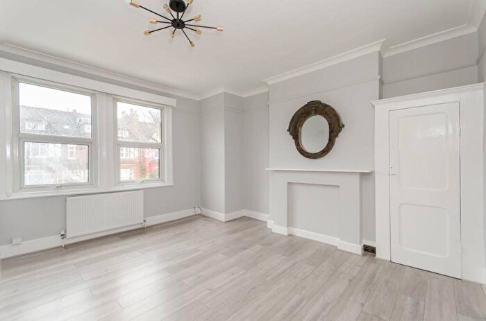 2 Bedroom Flat To Rent In Grosvenor Gardens, Willesden, London, NW2