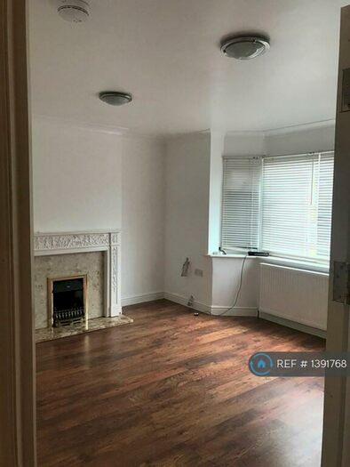 2 Bedroom Flat To Rent In Queens Walk, South Ruislip, HA4