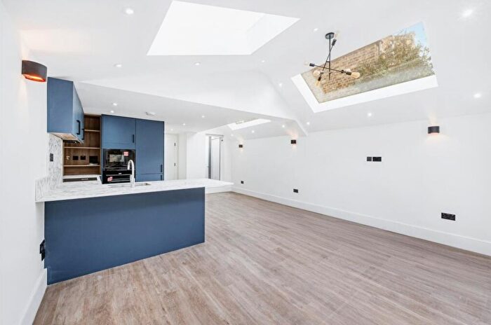 2 Bedroom Flat To Rent In Winchester Street, Springfield Park, W3