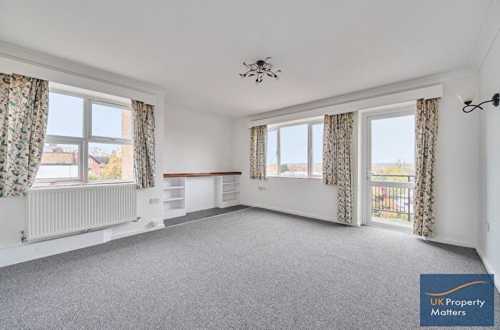 2 Bedroom Flat For Sale In Woodside Avenue, London, N12