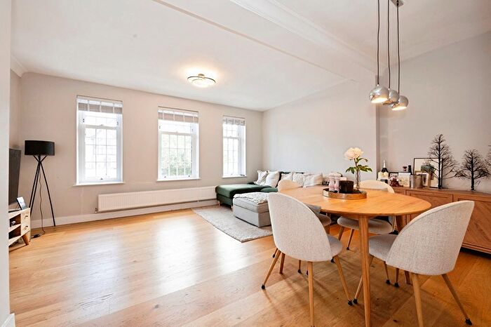 3 Bedroom Flat For Sale In High Street, Esher, Surrey, KT10
