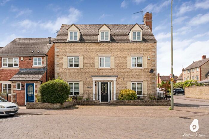 5 Bedroom Detached House For Sale In Mallards Way, Bicester, OX26